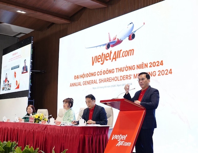 Vietjet đặt kế hoạch vận chuyển 27 triệu lượt khách năm 2024, chia cổ tức 25% bằng tiền và cổ phiếu
