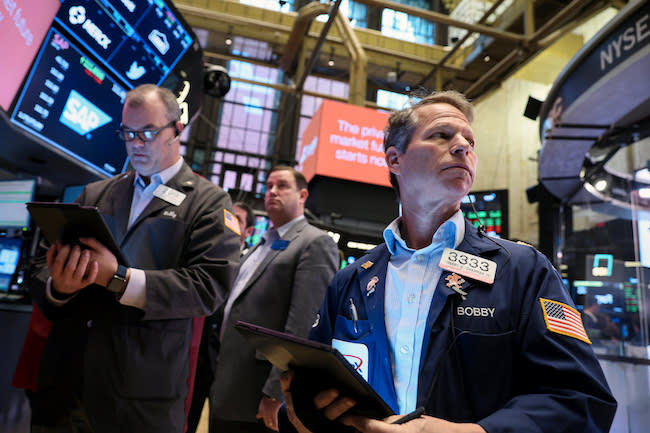 Dow Jones giảm hơn 200 điểm khi lợi suất trái phiếu Mỹ vượt mức 4%