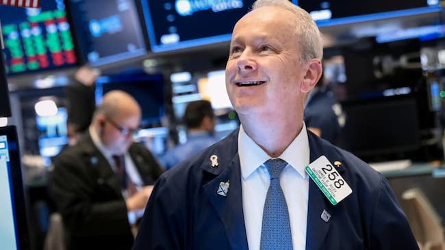 Dow Jones lần đầu vượt mốc 38,000 điểm