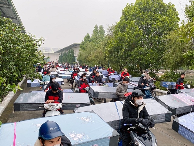 2,000 lao động May Sông Hồng nhận quà Tết 