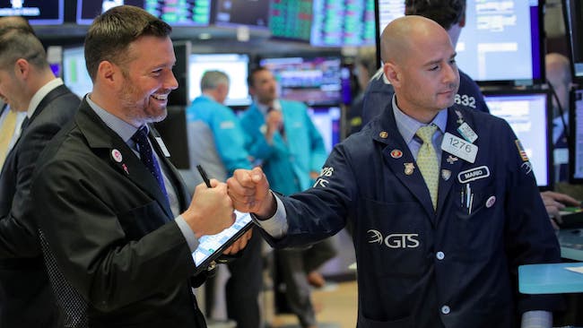 Phố Wall lập kỷ lục mới, Dow Jones tăng 400 điểm sau cuộc họp của Fed