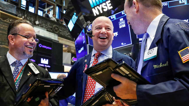 Dow Jones tăng hơn 450 điểm, S&P 500 lập kỷ lục mới