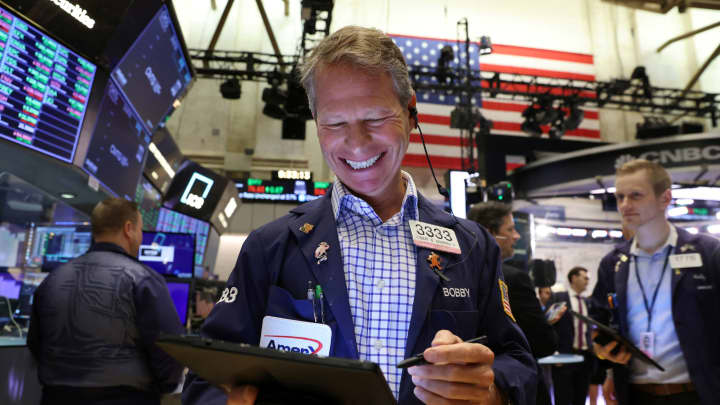 Phố Wall ngập sắc xanh, Dow Jones tăng hơn 300 điểm