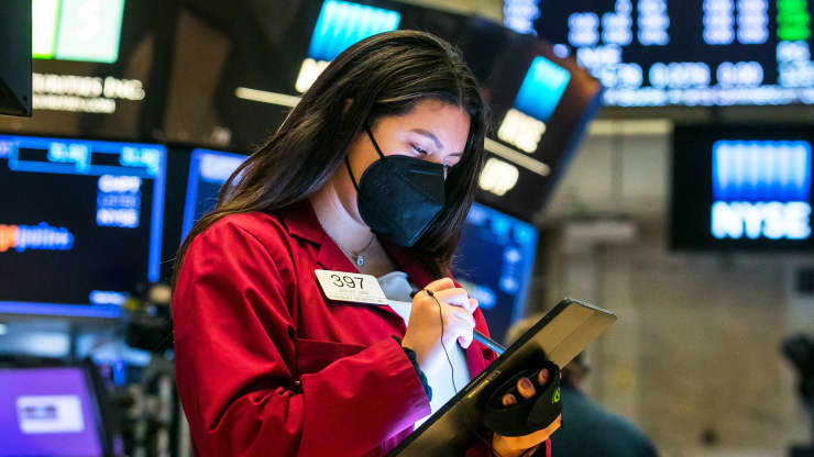 Dow Jones sụt 1,100 điểm, chứng kiến phiên giảm mạnh nhất kể từ năm 2020