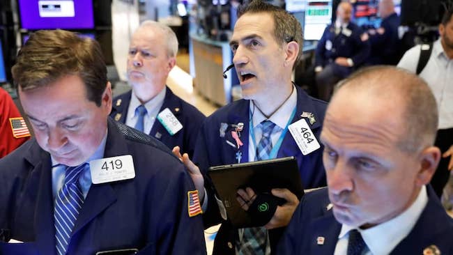 S&P 500 quay đầu giảm nhẹ sau khi tích tắc vượt mốc 5,500 điểm
