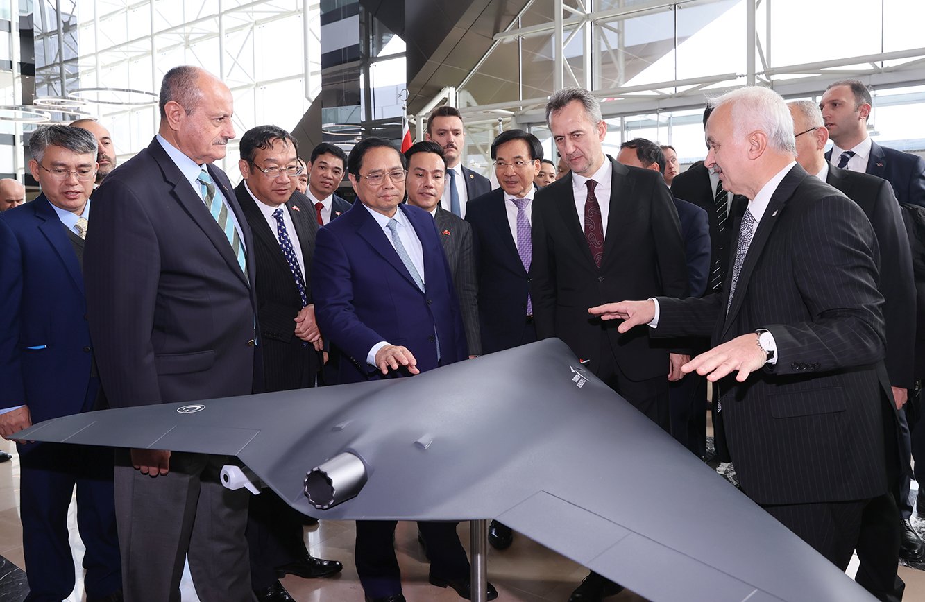 Thăm nơi sản xuất máy bay chiến đấu Thổ Nhĩ Kỳ, Thủ tướng đề nghị hợp tác công nghiệp quốc phòng