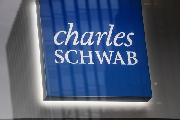 Đế chế 7,000 tỷ đô của Charles Schwab chao đảo vì đà tăng của lãi suất
