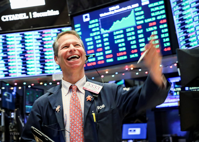 Dow Jones tăng hơn 450 điểm sau báo cáo việc làm của Mỹ