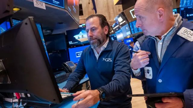 Dow Jones vọt gần 200 điểm trước Lễ Tạ Ơn