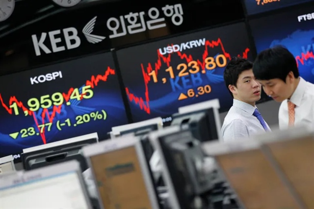 Khối ngoại bán ròng 1.6 tỷ USD cổ phiếu Hàn Quốc khi cơn sốt xe điện hạ nhiệt
