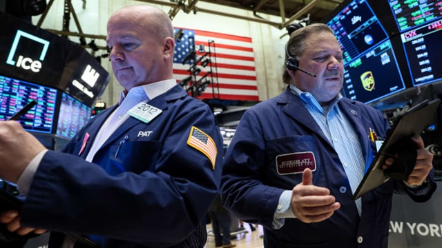 Dow Jones giảm 300 điểm sau nhận định của Chủ tịch Fed