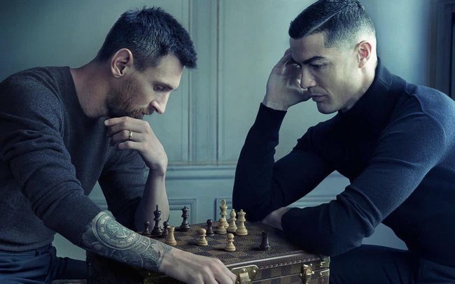 Chắc hẳn nhiều người trong chúng ta mong muốn xem thử những trận đấu giữa Ronaldo và Messi với nhau nhưng điều đó khó xảy ra. Tuy nhiên, đừng lo lắng, bạn có thể xem ảnh ghép của họ chơi cờ vua tại đây. Cả hai đều trổ tài trong trò chơi này.