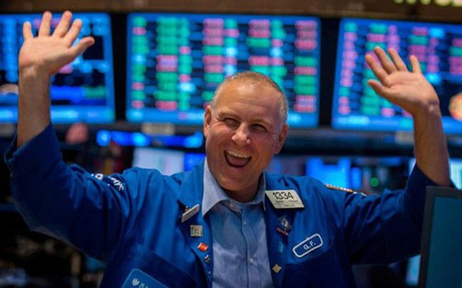Dow Jones tăng hơn 300 điểm, chứng khoán Mỹ "xanh mướt" khi các nhà đầu tư tin FED sẽ sớm dừng tăng lãi suất