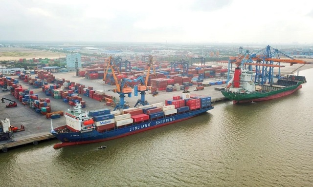 Hãng tàu nước ngoài áp dụng nhiều loại phụ thu hàng hóa tại cảng biển