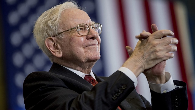 Nhìn lại 1 năm của Warren Buffett: Cổ phiếu tăng 27%, bán mạnh Apple và kỷ lục tiền mặt 300 tỷ USD