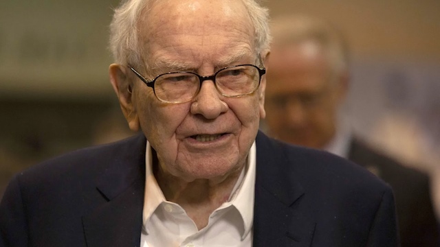 Warren Buffett bán mạnh cổ phiếu, tăng tiền mặt lên hơn 325 tỷ USD