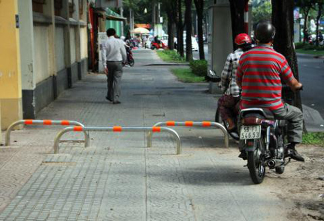 Kiến nghị Hà Nội lắp barie trên vỉa hè để ngăn xe máy tràn lên